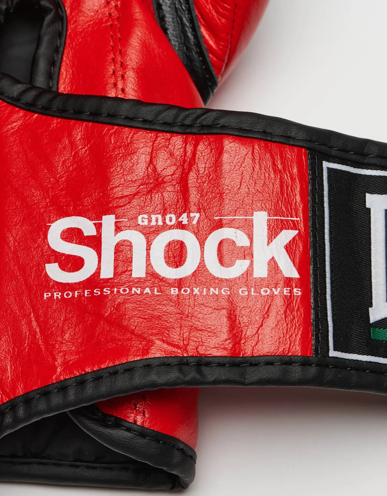 Leone - SHOCK Boxing Gloves GN047 / Red етикет с логото Shock