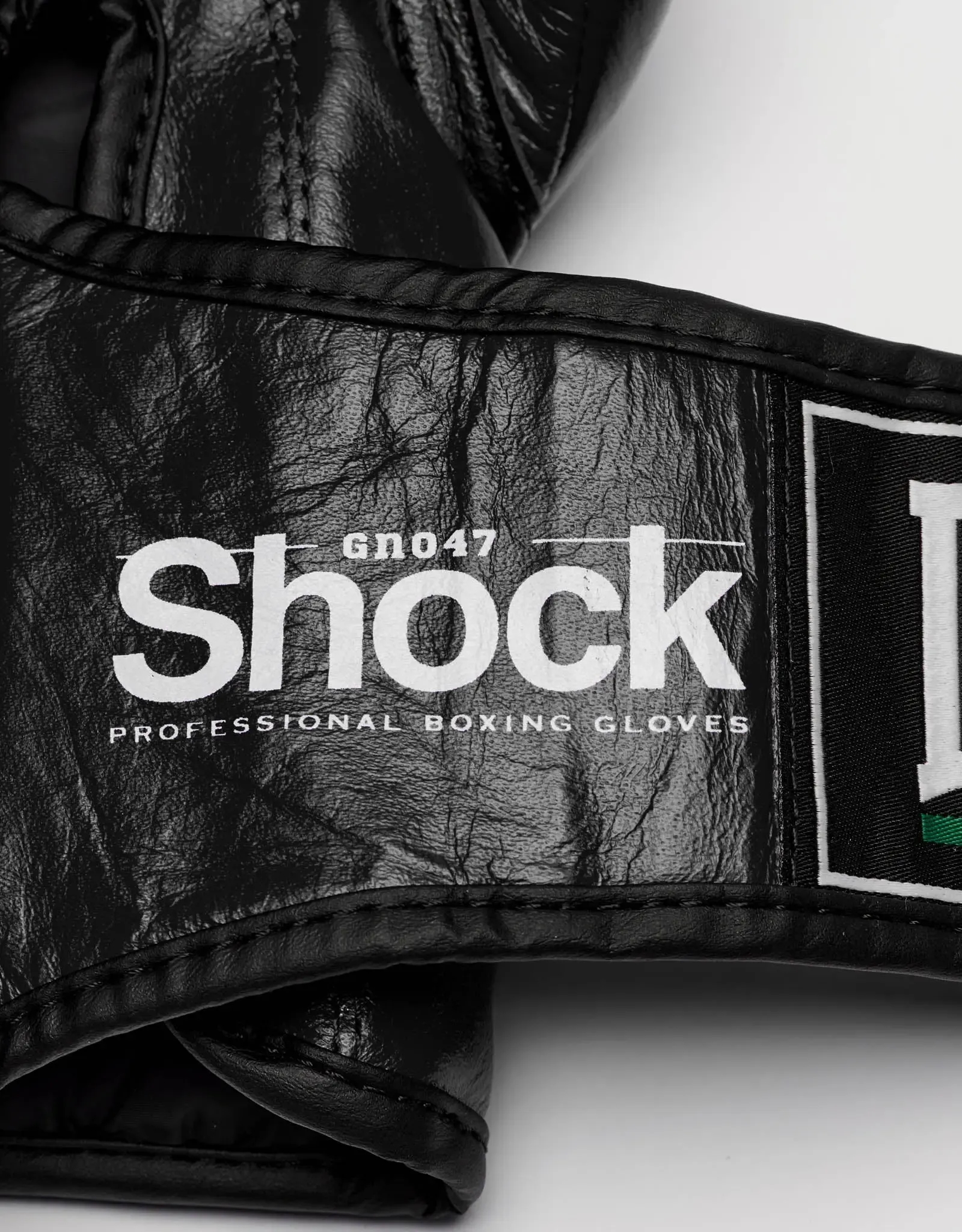 Leone - SHOCK Boxing Gloves GN047 / Black детайл етикет