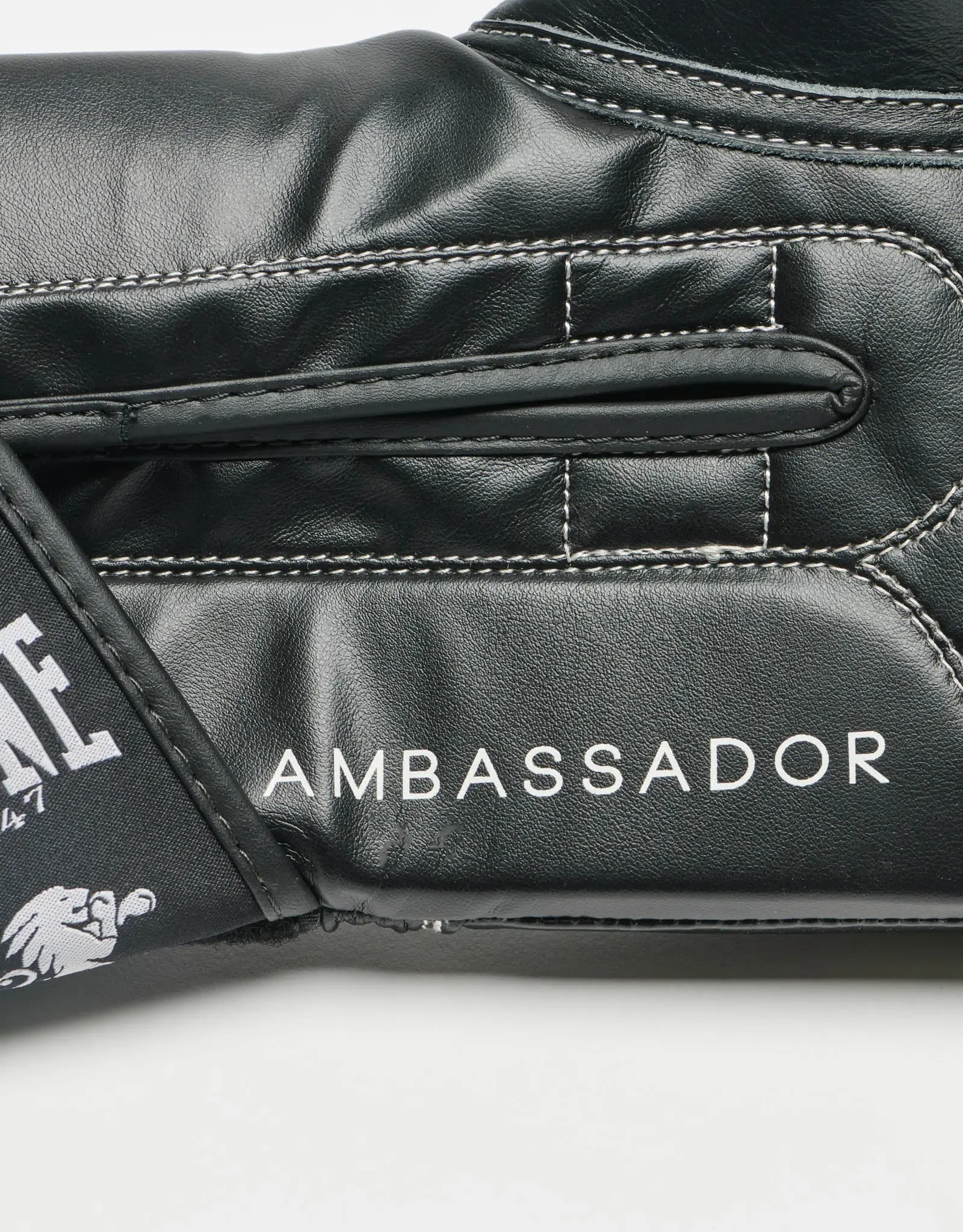 Leone - AMBASSADOR BOXING GLOVES GN207 / Black детайл на надписа Ambassador
