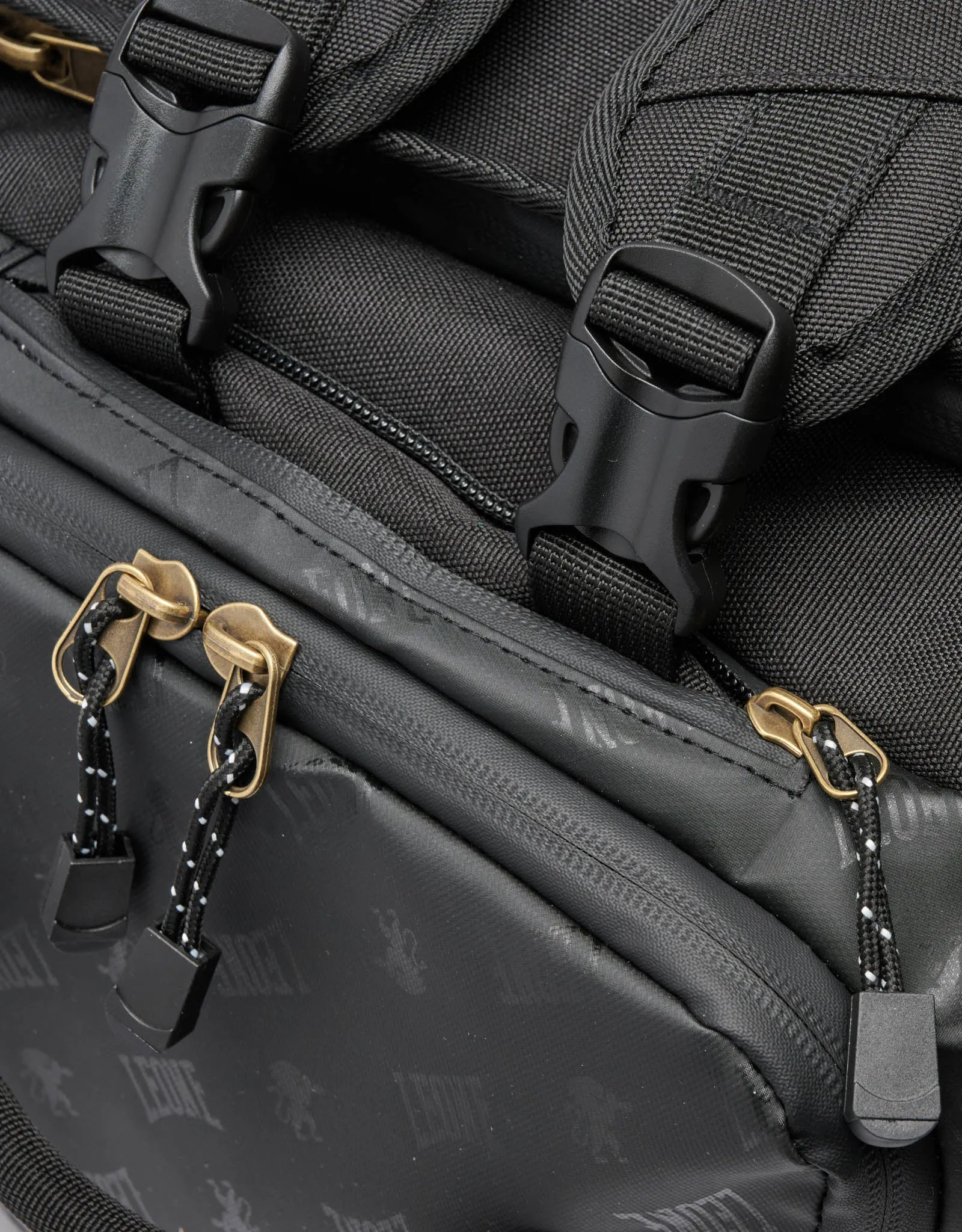 Leone 1947 XXL DNA Bag - Black детайли закопчалки