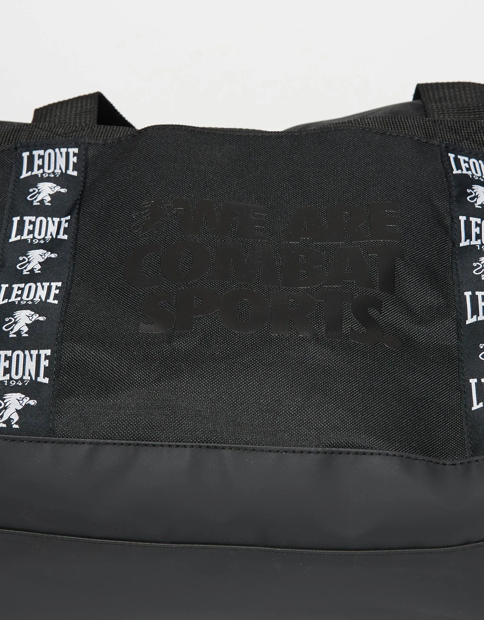 Leone 1947 Ambassador Duffel Bag - Black страничен изглед с лого и надпис We Are Combat Sports