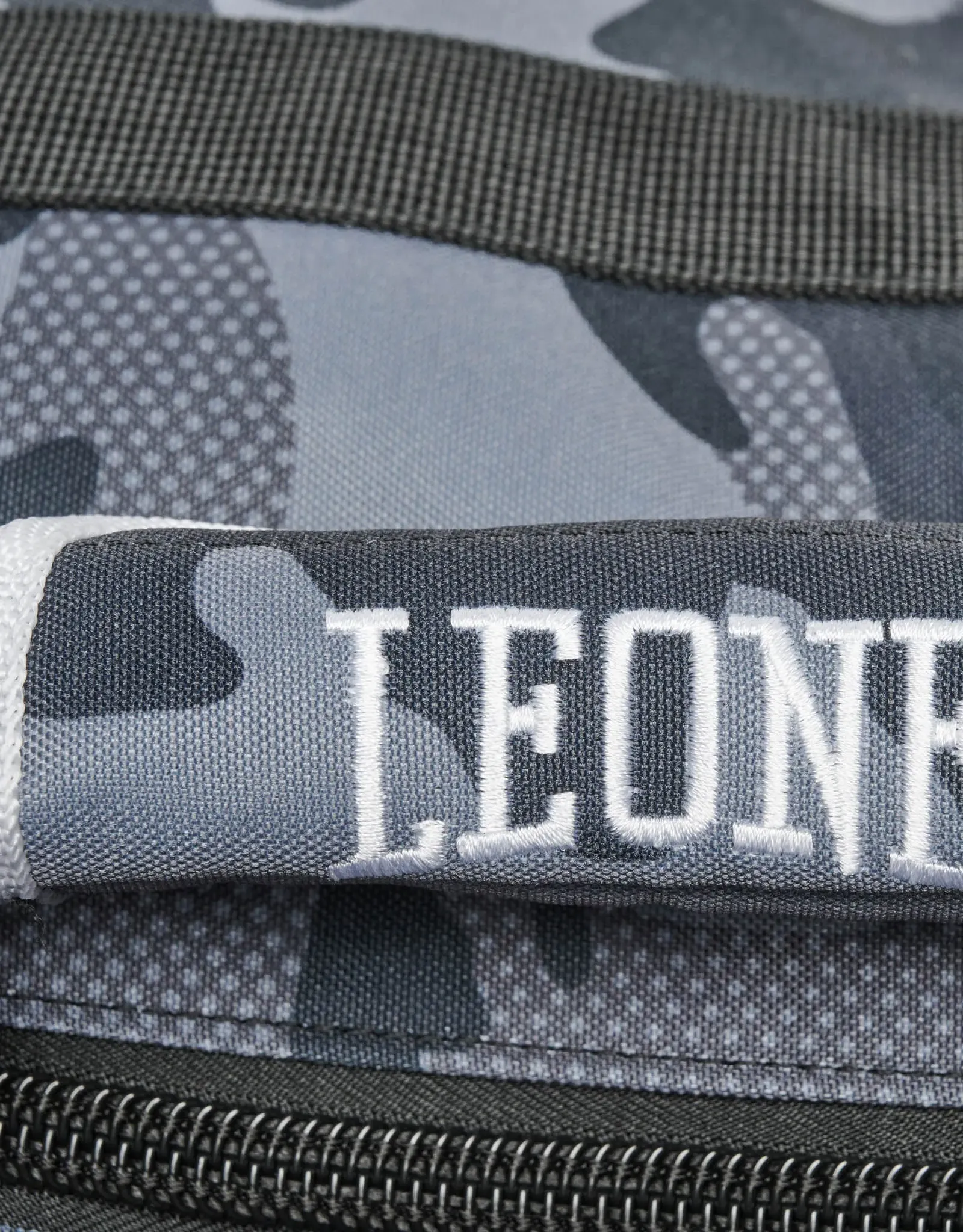 Leone - Сак / MIMETIC Sporting Bag Grey Camo - AC906 детайл дръжка с лого