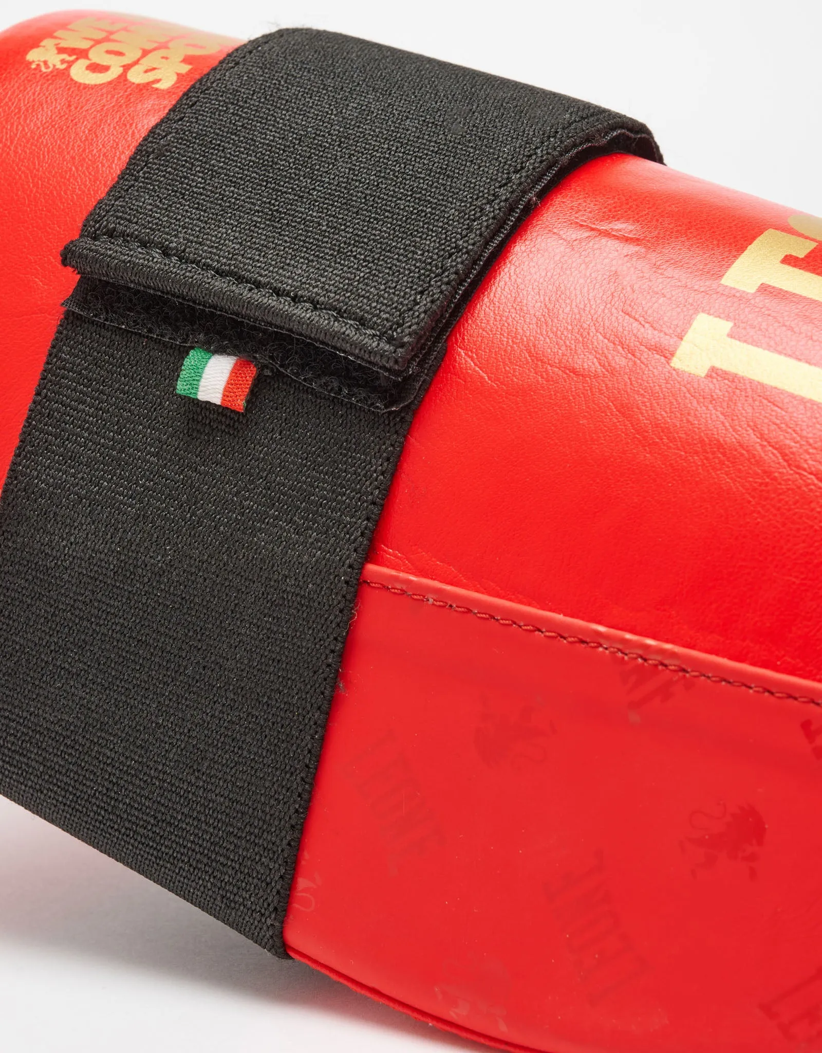 Leone 1947 DNA Shin Guards - Red: преден изглед детайл с лента и италианско знаменце