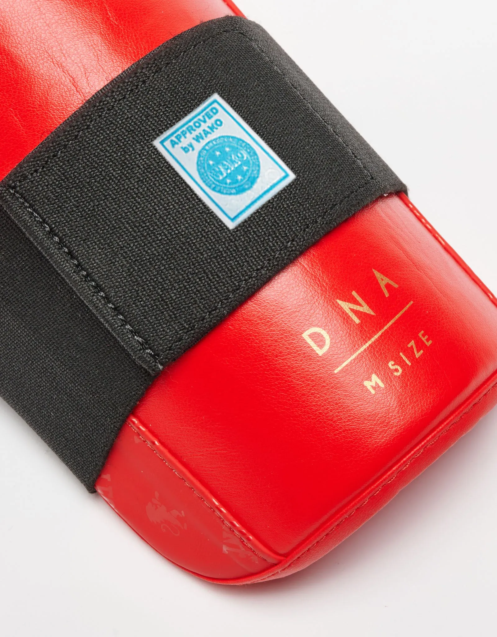 Leone 1947 DNA WAKO Approved Shin Guards - Red, близък план на одобрението от WAKO