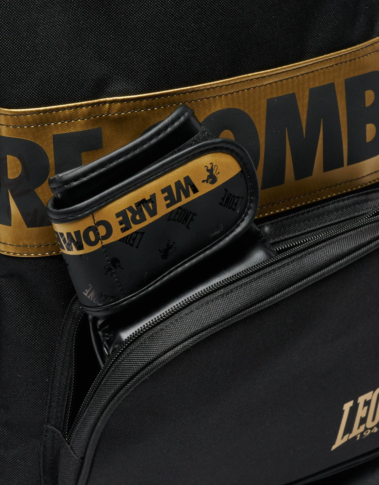 Leone 1947 DNA Backpack - Black детайл с ръкавици