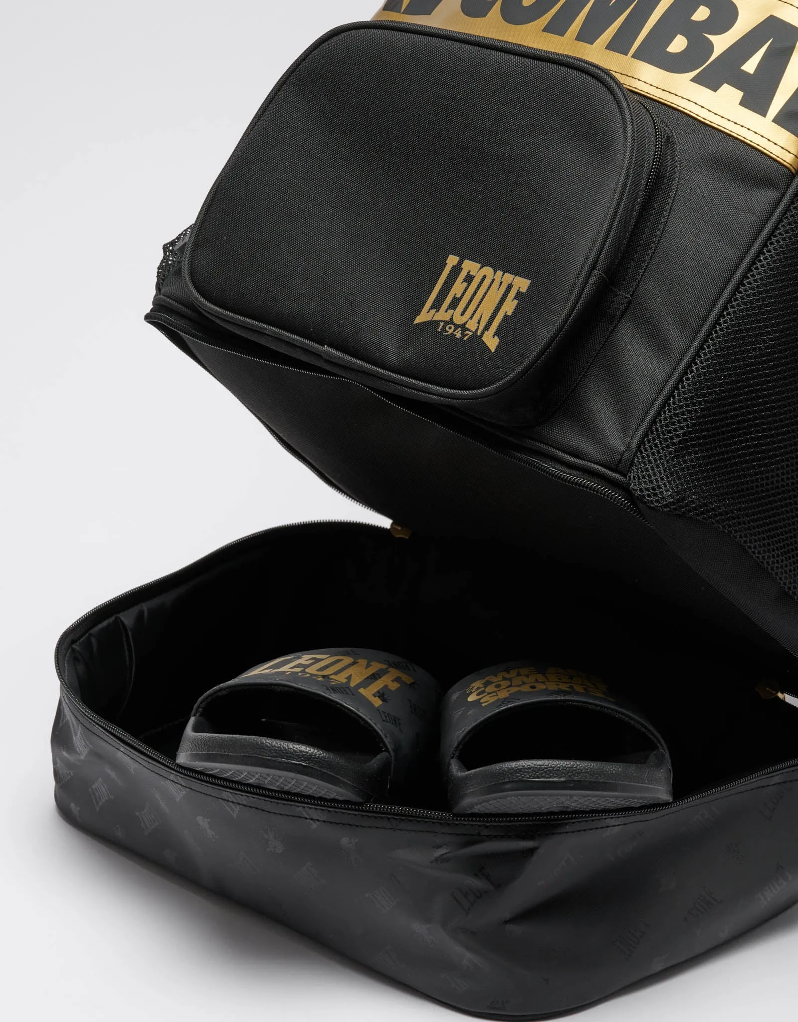 Leone 1947 DNA Backpack - Black отворен долен отсек с чехли