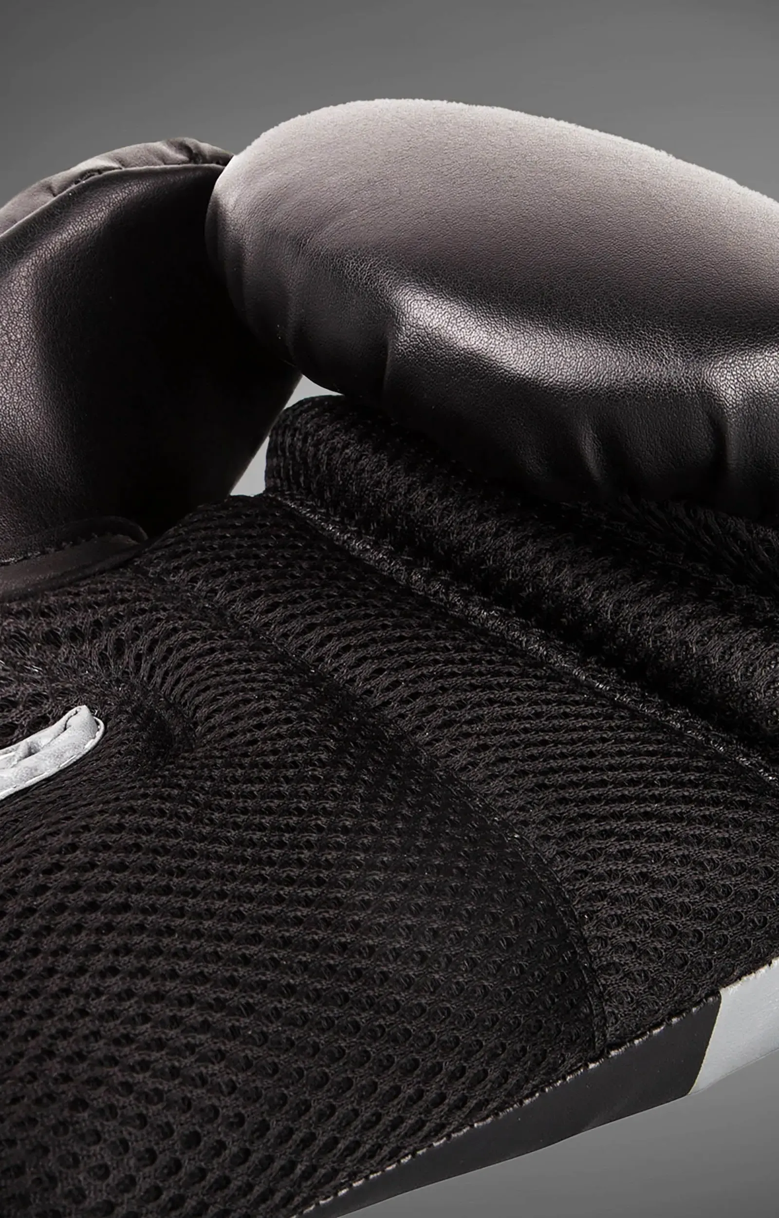 Ringhorns Charger by Venum Boxing Gloves - Black - детайл на мрежестата част