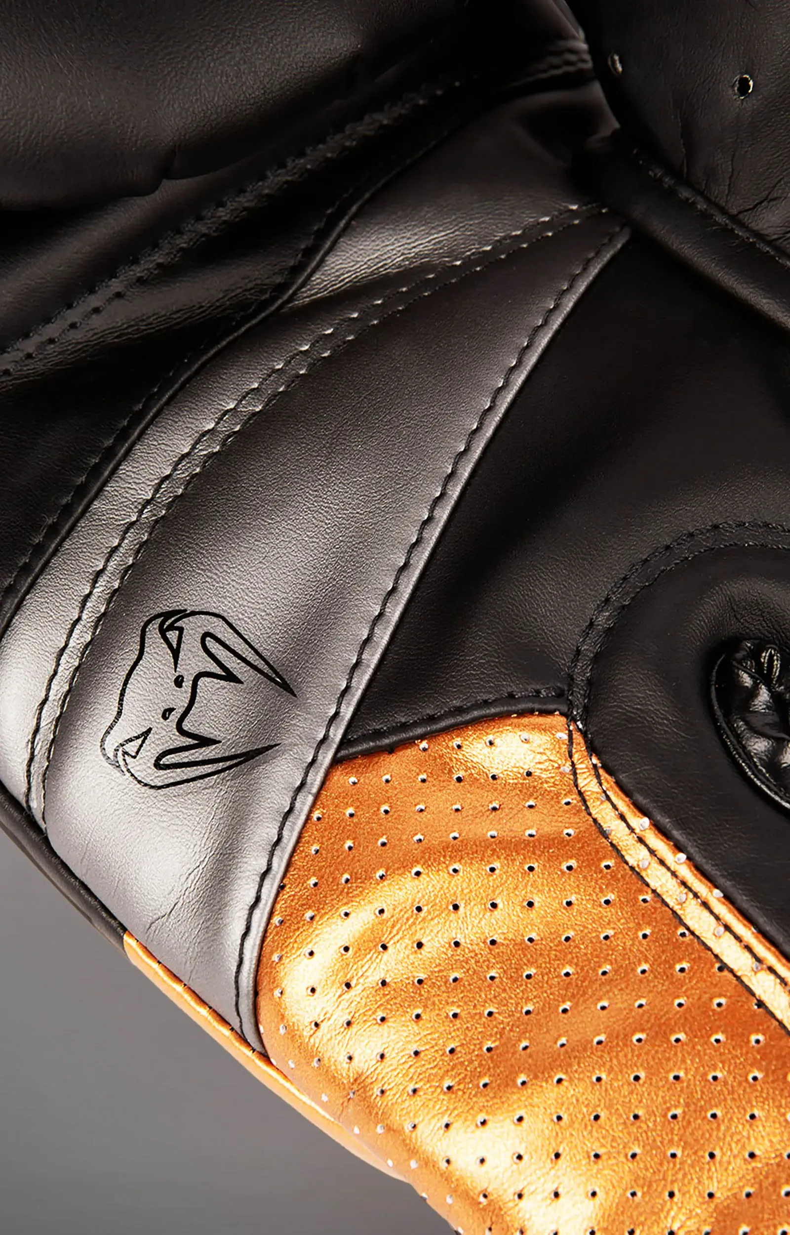 Venum Elite Evo Boxing Gloves - Black/Bronze, близък план на предната част